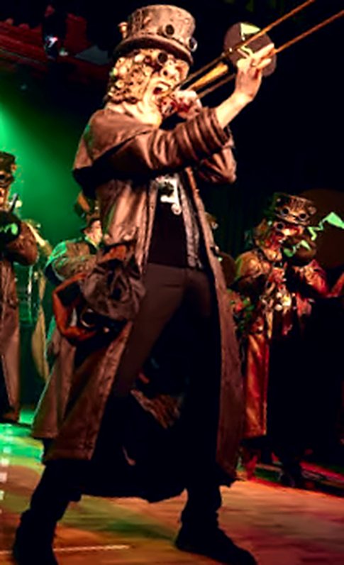 Lärmer im Steampunk-Kostüm mit Posaune auf der Bühne